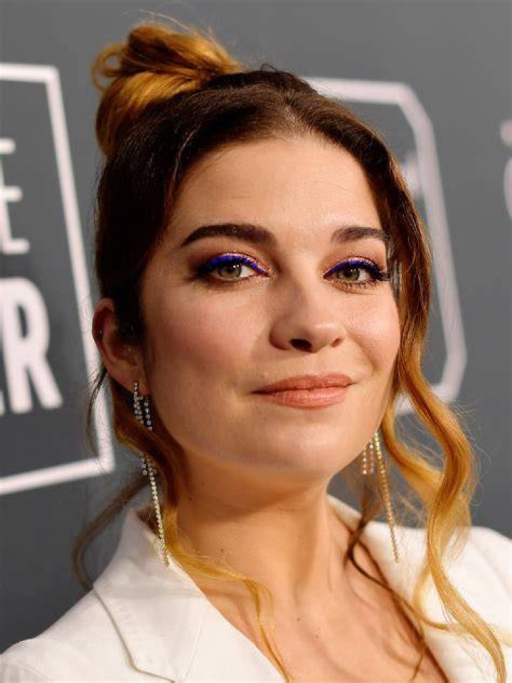 Annie Murphy poses at the Broadway opening night of "& Juliet" at Stephen Sondheim Theatre on November 17, 2022, in New York City | Source: Getty Images