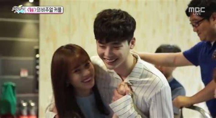 Lee Jong Suk and Han Hyo Joo couple sweetness 1 Bismillah